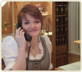 Monika begrüßt Sie an der Rezeption